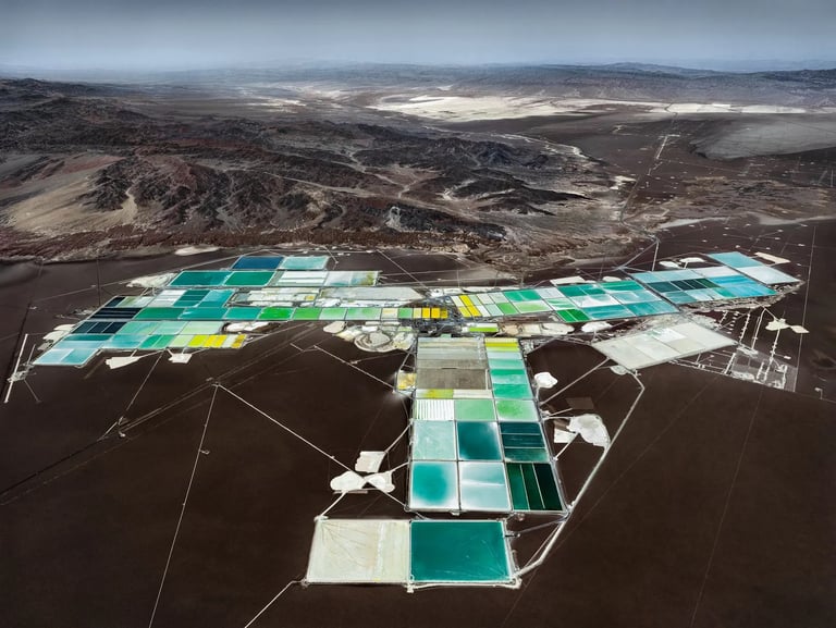 Photo aérienne d'un champ d'extraction de lithium par évaporation de saumure au Chili (©Tom Hegen)