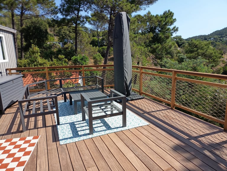 Terrasse créée sur devis personnalisé, en bois exotique cumaru, robuste, résistant au intempéries.
