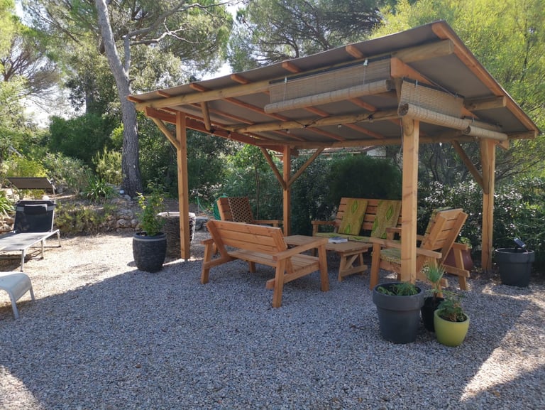 Pergola réalisée sur mesure pour créer un espace cosy, à l'ombre, protégé du soleil, et naturel.