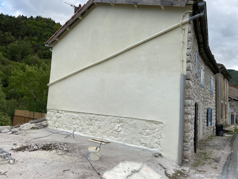 Peinture exterieur sur maison en rénovation