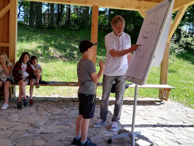 Franz zeichnet mit Kind