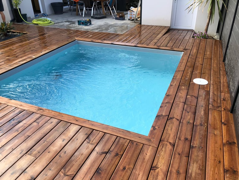 Pose d'une terrasse bois en pin bombé autour d'une piscine à Croix Daurade par LB Menuiserie