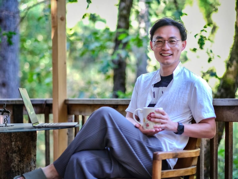 A chinese-speaking therapist who has a compassionate smile