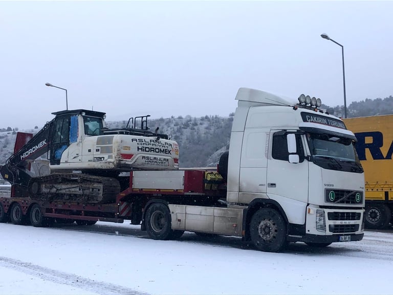 Zorlu kış şartlarında ve karlı yollarda ağır nakliyat operasyonu