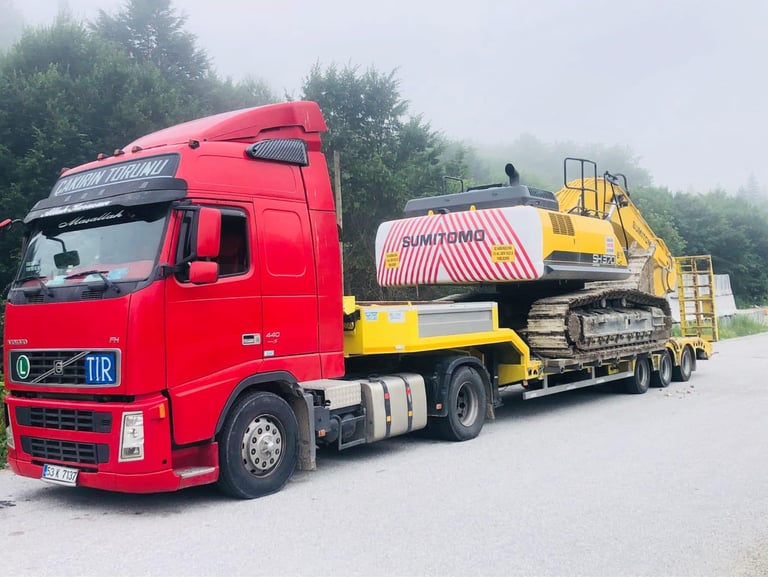 Zorlu arazi şartlarında sumitomo ekskavatör nakliyesi ve proje yönetimi
