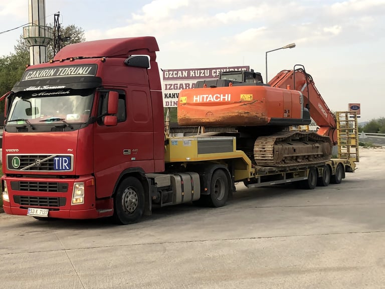 İş makinesi parkurundan şantiyeye güvenli hitachi ağır yük taşıma