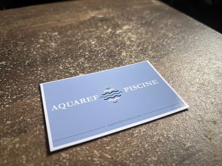 Recto d'une carte de visite créée par OpéPro pour Aquaref Piscine avec logo et site internet