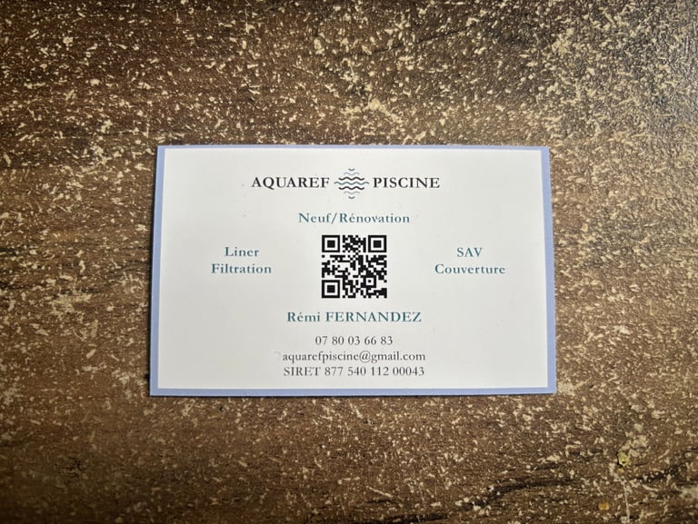 Verso d'une carte de visite avec QR CODE créée par OpéPro pour Aquaref Piscine