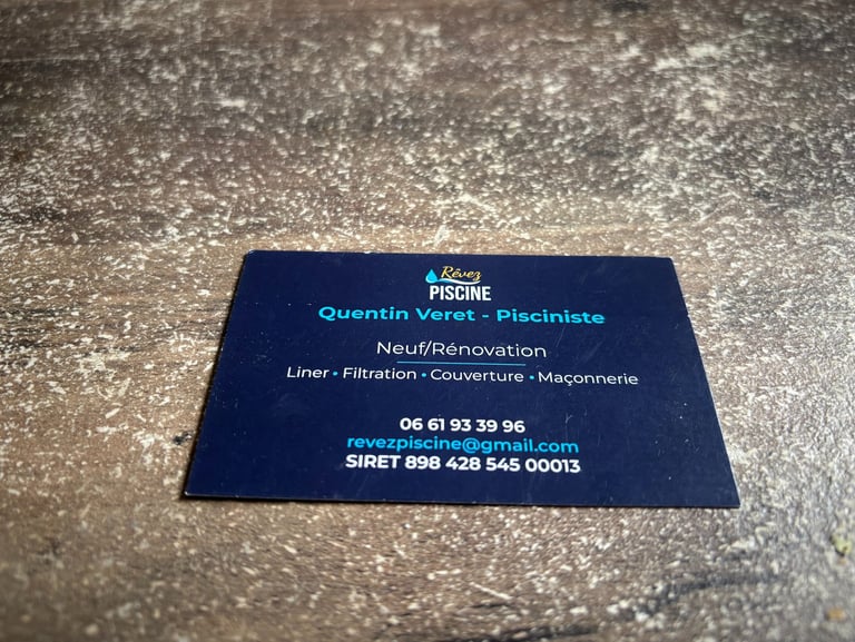 Verso d'une carte de visite bleu foncée avec logo créée par OpéPro pour Rêvez Piscine