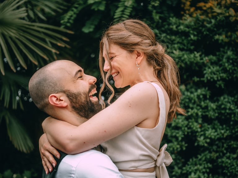 séance photo de couple engagement sur un domaine de mariage à Bourg-en-Bresse