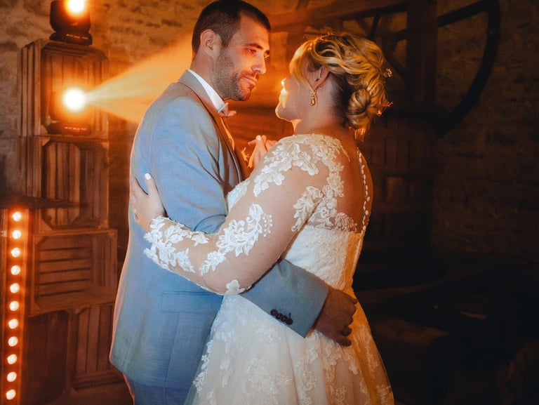 Première danse des mariés lors d'une soirée de mariage dans le Beaujolais 
