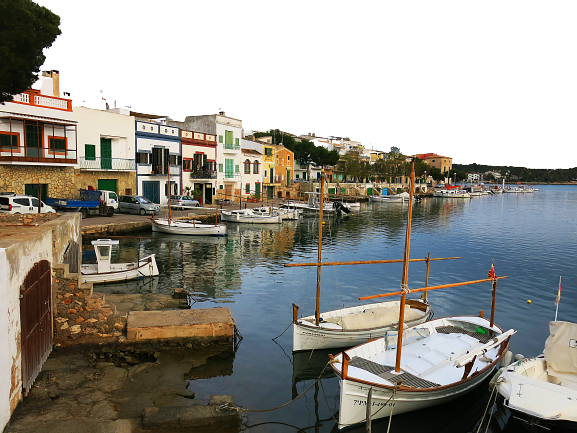 barracas de portocolom, a boat is docked in a harbor with many boats