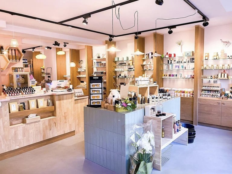 Réalisation de l'aménagement de Cozybee avec les comptoirs,étagères sur-mesure et l'éclairage