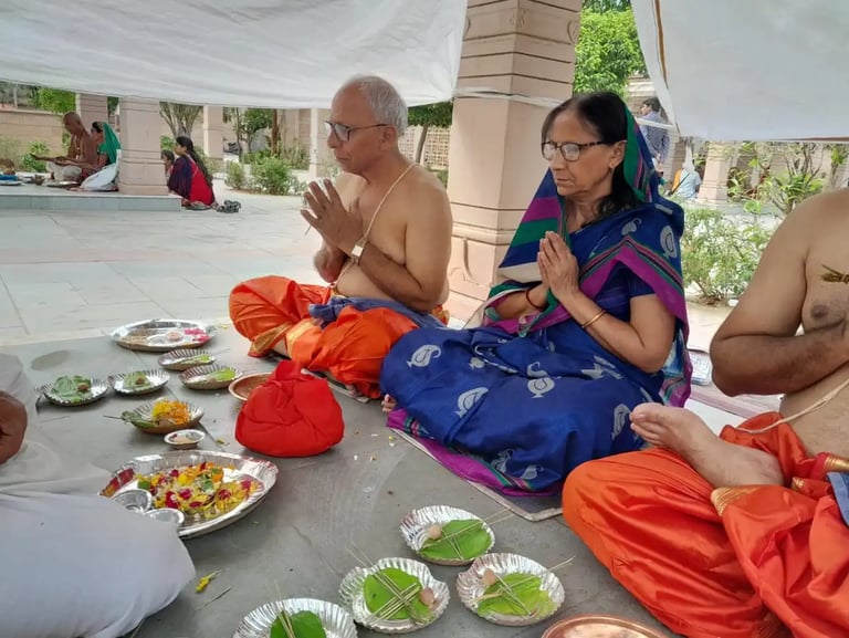 A couple performing Matrugaya Pooja at Siddhpur’s sacred Bindu Sarovar, offering pind daan rituals f