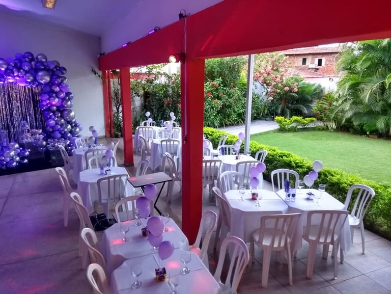 Os jovens adoram celebrar as festas aqui