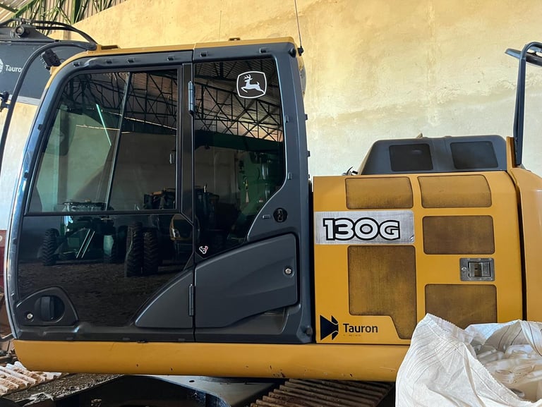 Tipo: Retroescavadeira | Marca: John Deere | Modelo: 130 G | Ano: 2014