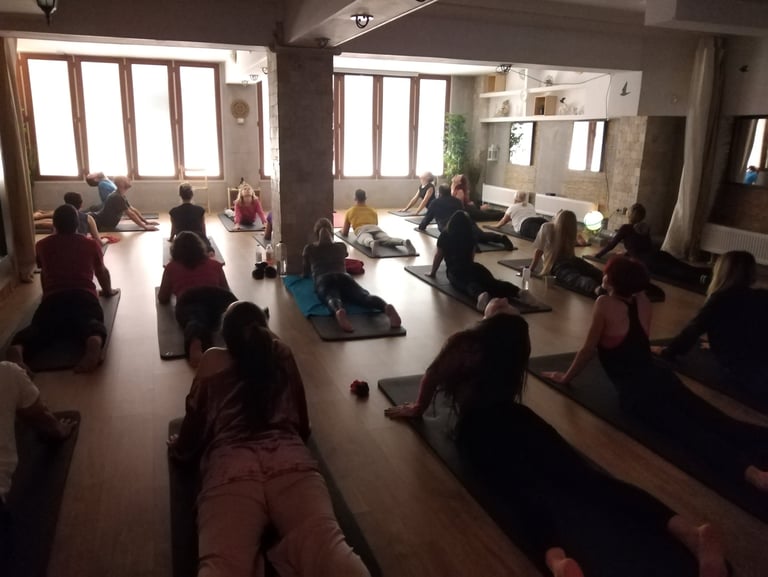 Postură de yoga pentru dureri de spate – asana practicată corect la curs de yoga în București