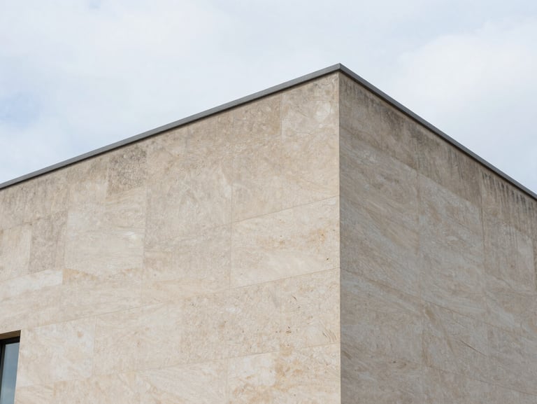 Après : Même façade en pierre de taille après traitement hydrofuge, pierre beige propre et sèche, texture minérale préservée