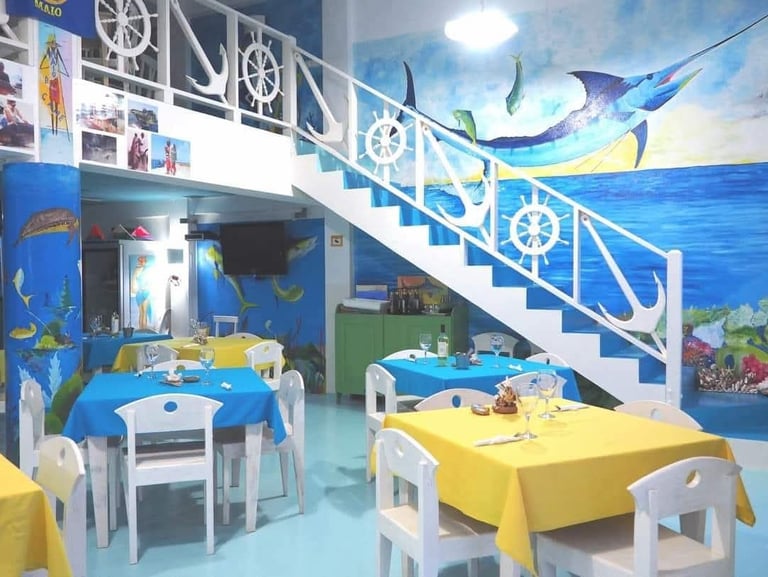 Sala ristorante dell'Hotel Big Game Maio con decorazioni marinare e murales.