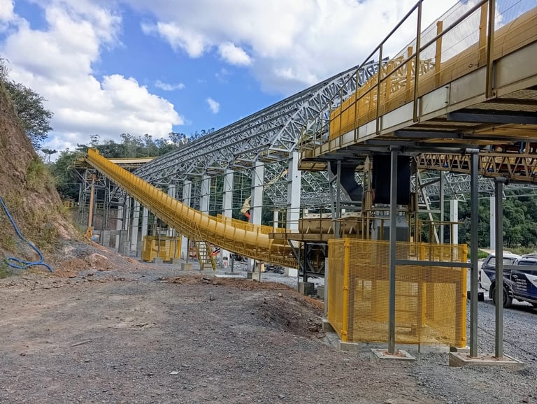 Serviço de montagem de estrutura metálica em fábrica