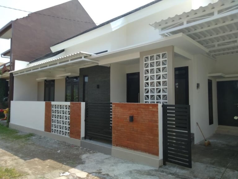 Rumah satu lantai dengan desain fasad maksimal batu alam roster dan bata templek