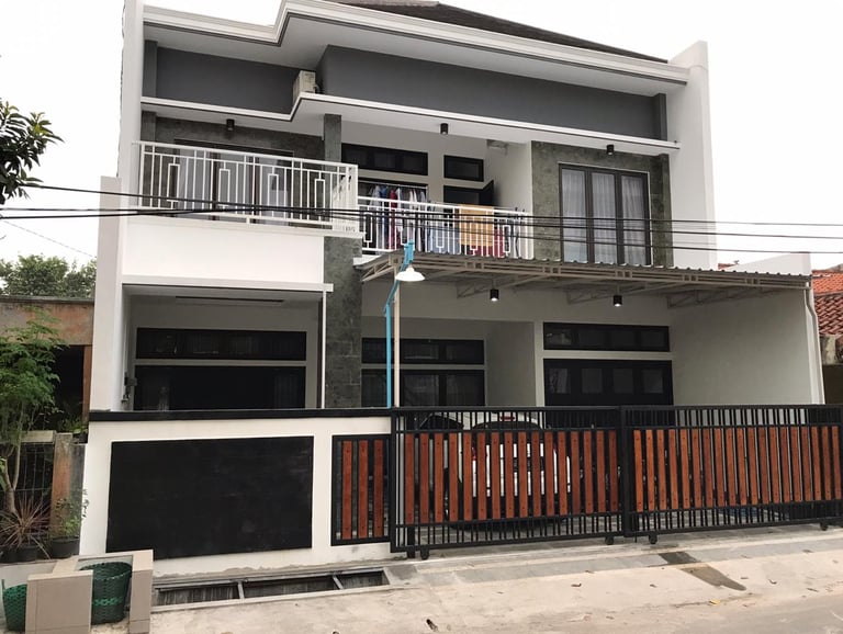 rumah dengan fasad terkesan gagah dan luas