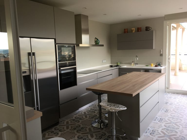 cuisine moderne avec passages de mains et frigo américain. Veyrier-du-Lac