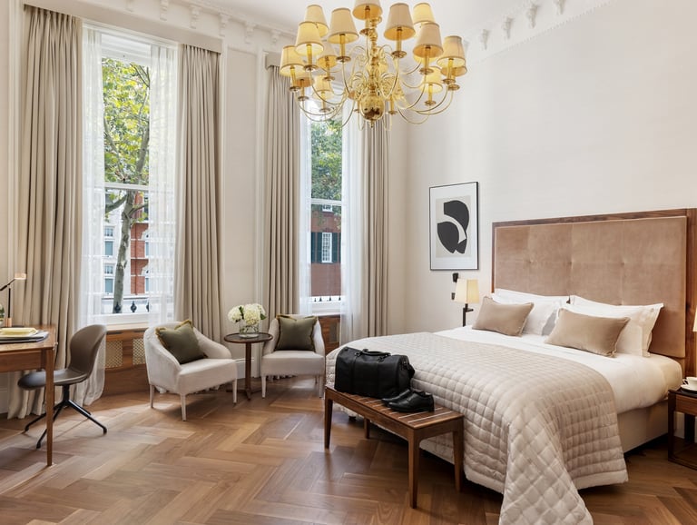 Elegant London hotel room – Chic, modern bedroom with warm tones and luxurious decor.