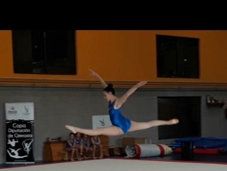 Victoria Miranda compitiendo gimnasia artística en Badajoz