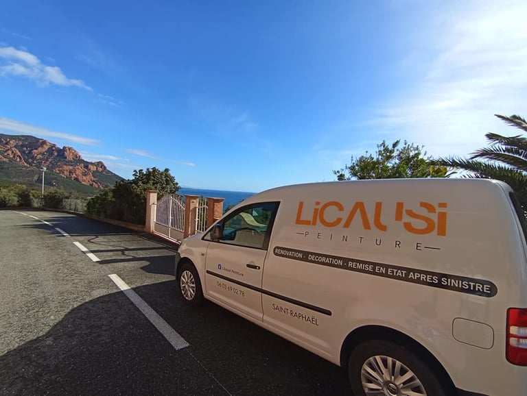 Véhicule de l'entreprise LICAUSI PEINTURE ici devant le chantier à Anthéor