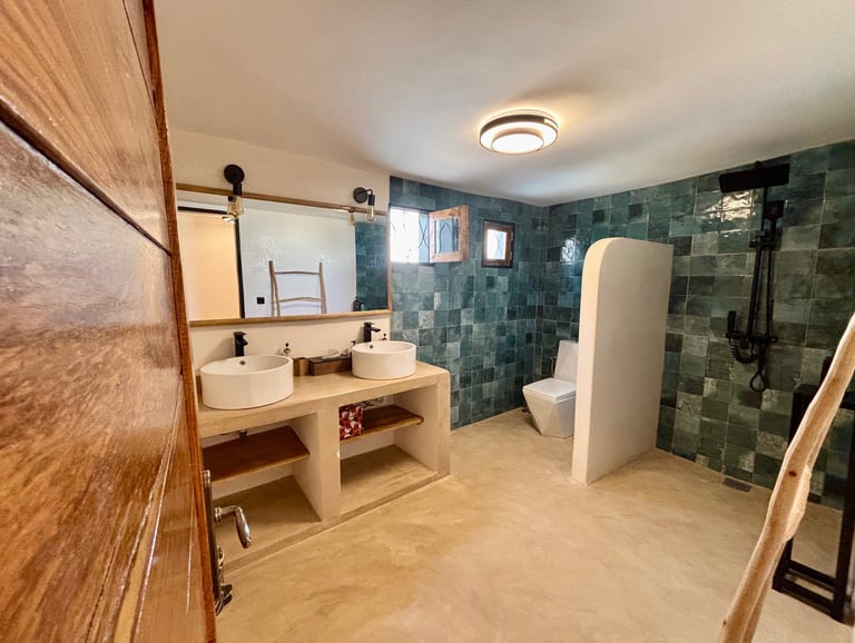 Salle de bain d'une des suites du boutique hotel Maison Fimela situé dans le Sine Saloum