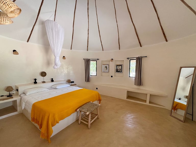 Vue intérieure d'une chambre classique du boutique hotel Maison Fimela situé dans le Sine Saloum