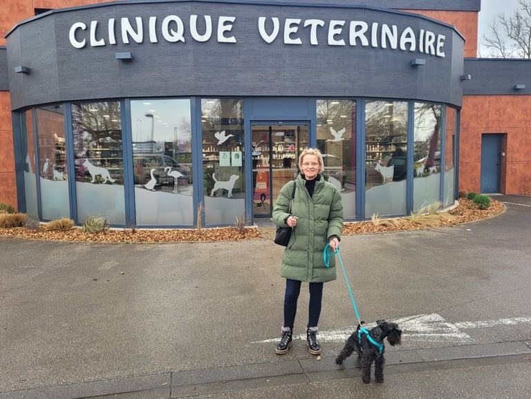 Schnauzer nain noir et son éleveuse