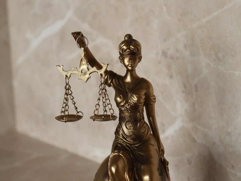 Uma estátua da justiça no escritório