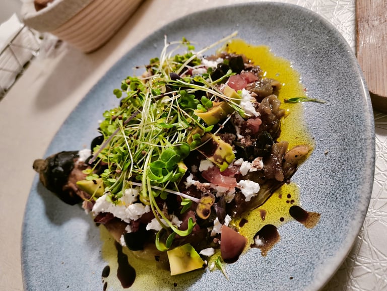 Ensalada de berenjena a la llama con brotes frescos de rucula