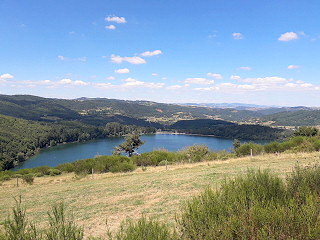 Étendue d'eau bleu en Ardèche, au Lac d'Issarlès