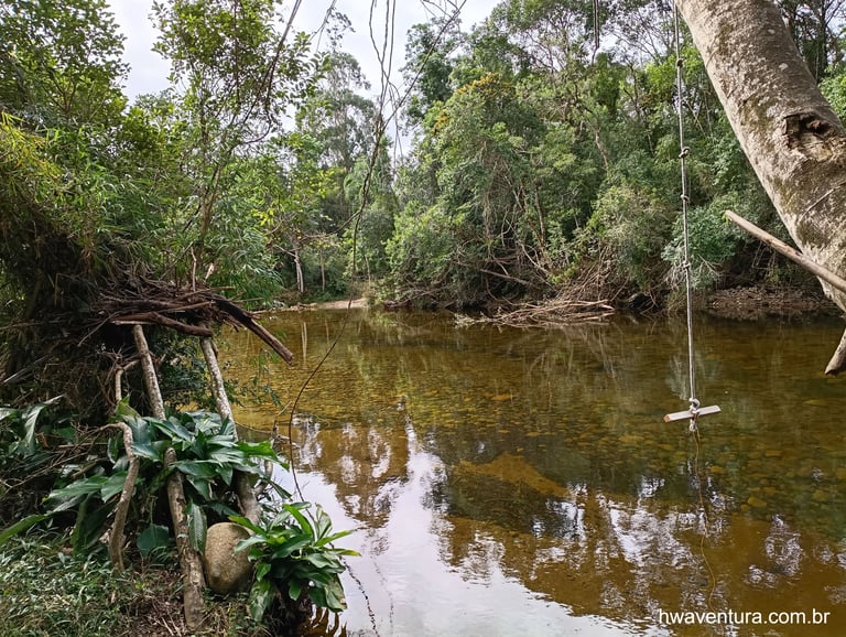 Balanço sobre a água cristalina na Vargem do Braço