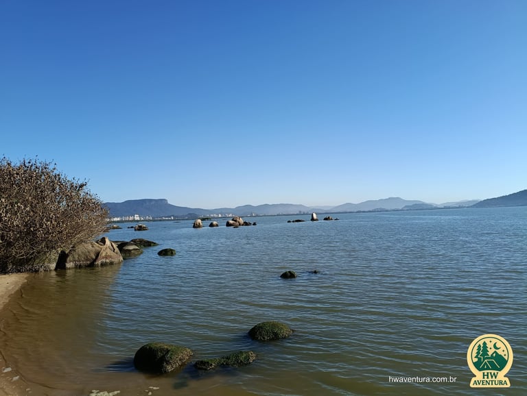 Vista para o mar, com o Morro da Pedra Branca ao fundo