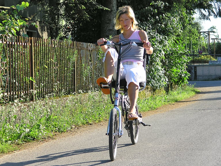 Recumbent bicycle for people with knee pain