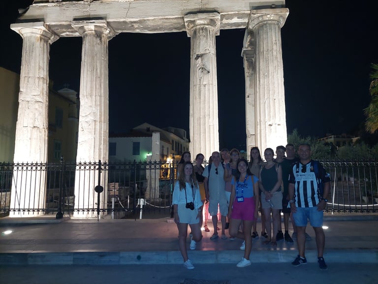 Trabajando como guía oficial en el año 2022 con un grupo de visitantes en el Ágora Romana de Atenas.