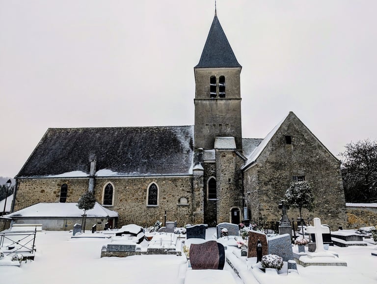 Eglise Saint Medard à Elancourt enneigée