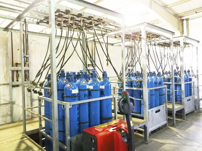 Instalação de moderna de um centro de envase ou enchimento de cilindros em operação e bem otimizada.
