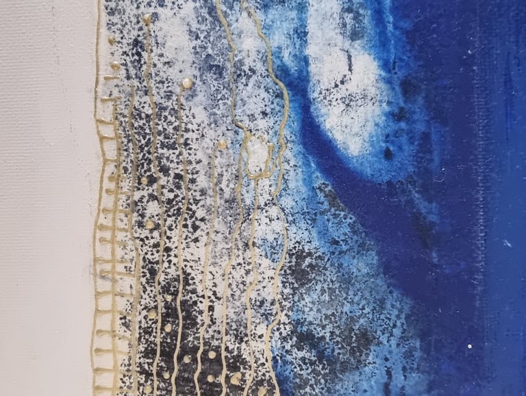 bord d'un tableau abstrait représentant une vague réhaussée de motifs dorés