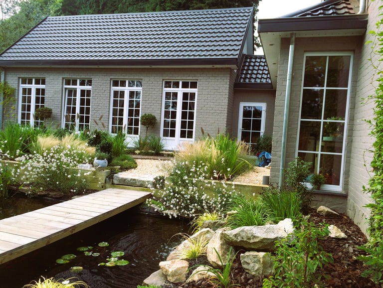 Tuin met mediterrane sfeer, waterdoorlatende bestrating en losse beplanting. 