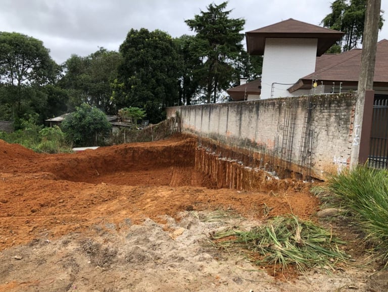 Cortina de contenção, antes de executar a terraplanagem-Arqmaisart
