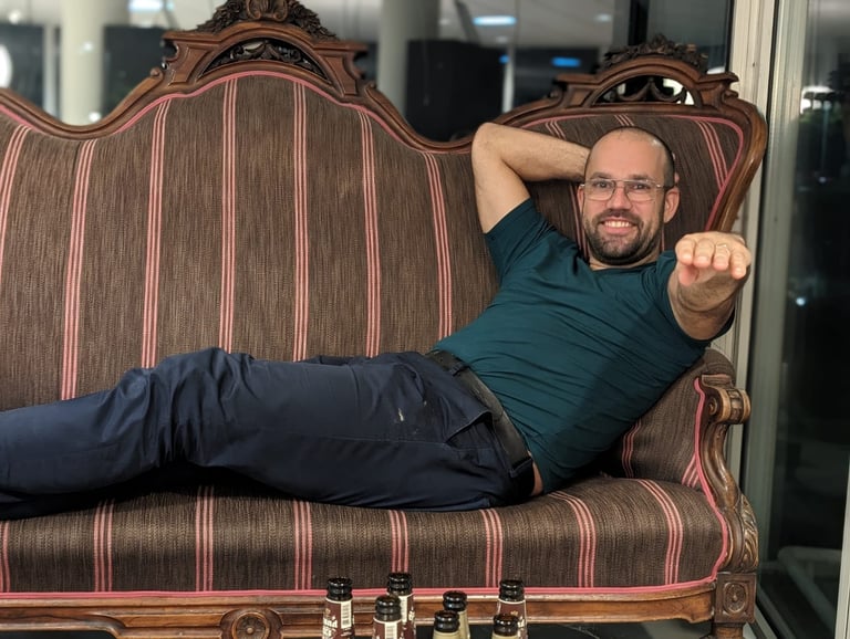 Nick Aldewereld liggend op bank