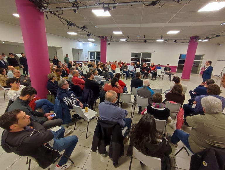 Photo de la soirée, première réunion publique de la liste Tournon en Commun 2026