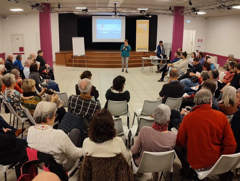 Photo de la soirée, prise de parole lors de la première réunion publique de la liste Tournon en Commun 2026