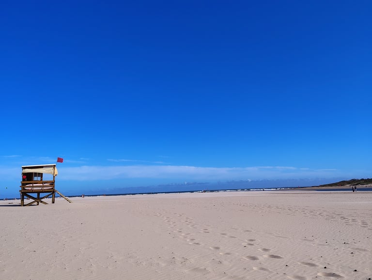 playa desierta con cielo azul y arena clara