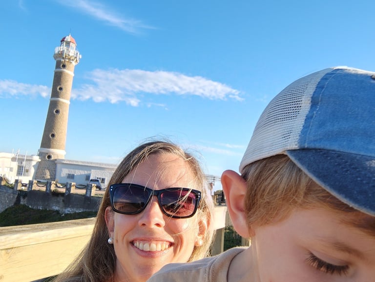 mujer sonriendo con un niño